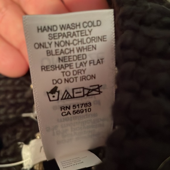 ⭐️Host Pick⭐️ Maurices women’s hat with faux fur Pom Pom NWT - Picture 4 of 5